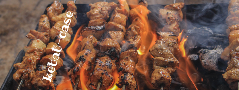 Imagen con varias brochetas que kebab con la palabra kebab guion medio case.