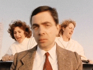 Mr. Bean se mantiene como puede en la montaña rusa mientras los demás gritan de pánico.